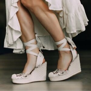 EUC Vince Vamuto Snakeskin Wedge Sandals